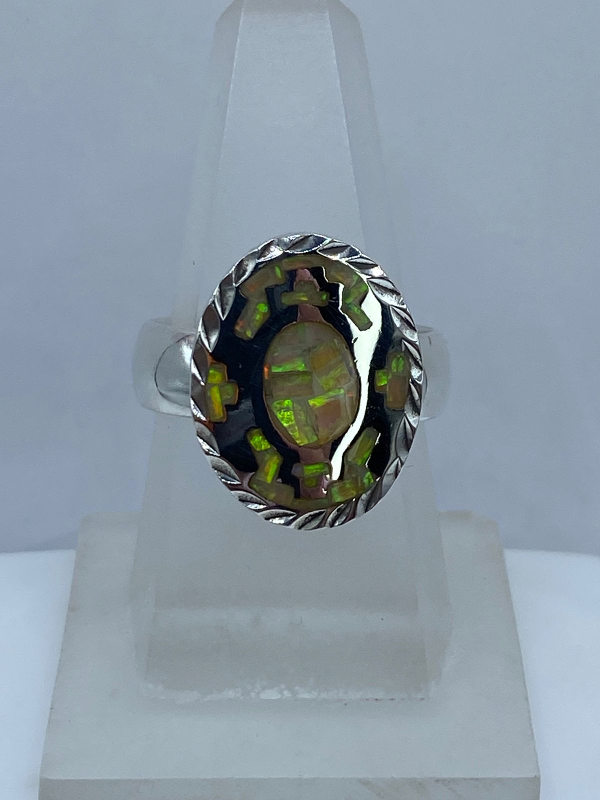 Anillo Ovalado de Plata .950 con Ópalo de Fuego Tornasol, vista lateral
