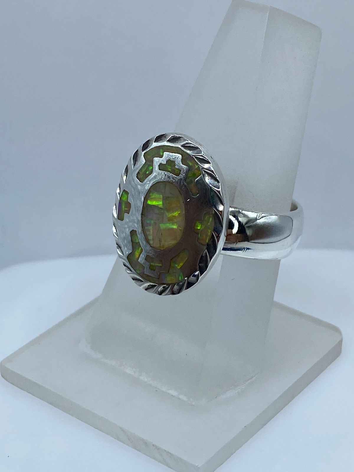 Anillo Ovalado de Plata .950 con Ópalo de Fuego Tornasol, vista frontal