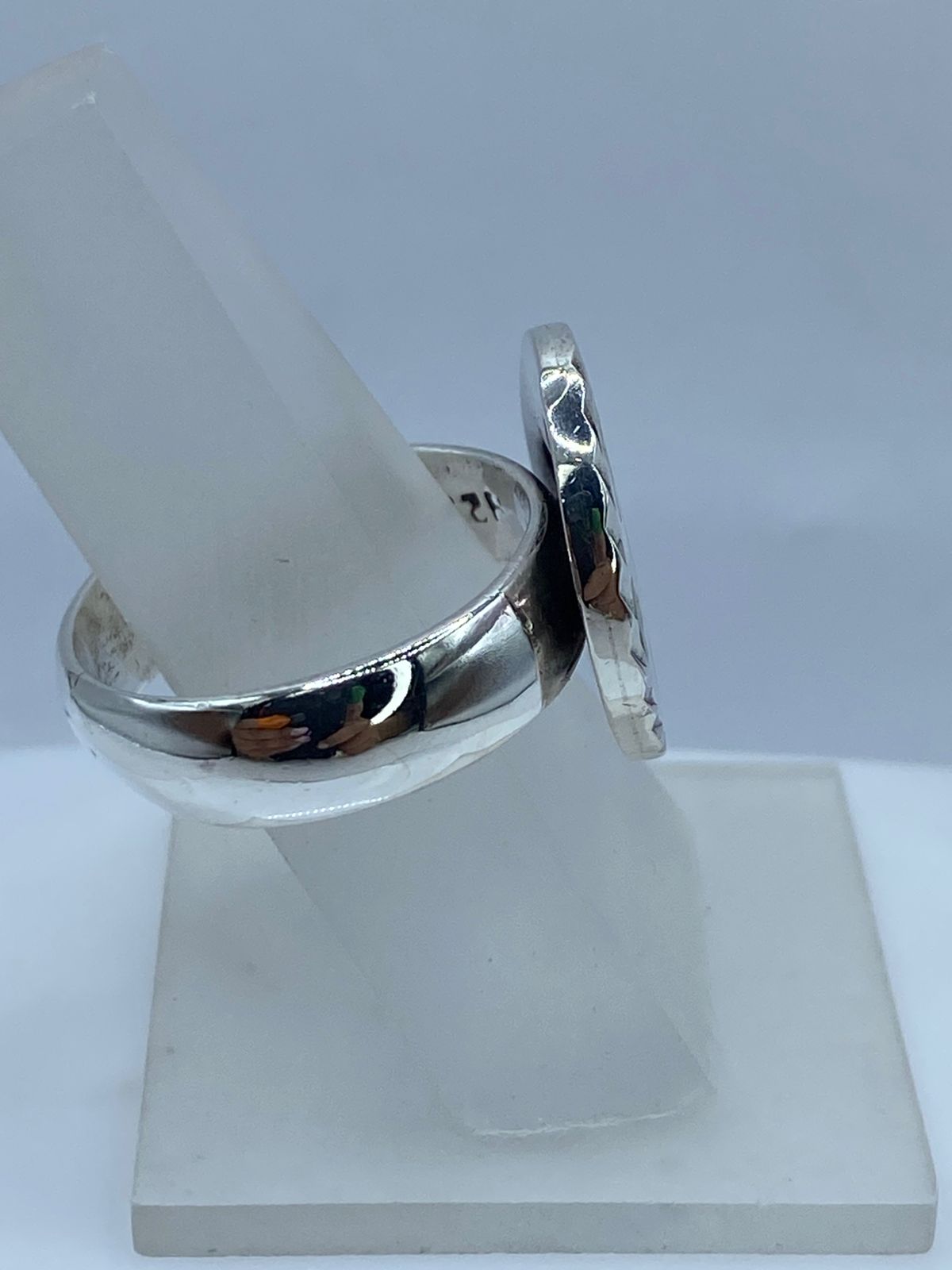Anillo Ovalado de Plata .950 con Ópalo de Fuego Tornasol, sello de autenticidad Plata Ley .925