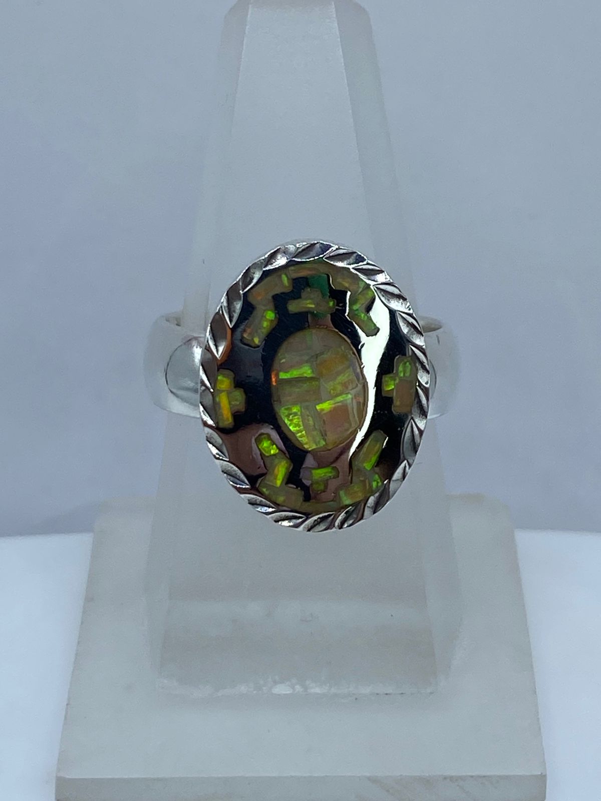 Anillo Ovalado de Plata .950 con Ópalo de Fuego Tornasol — vista lateral