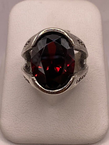 Anillo Oválado con Zirconia Roja en Plata Ley 925 — ángulo diagonal