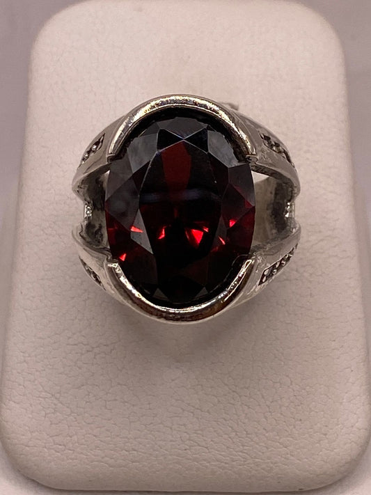 Anillo Oválado con Zirconia Roja en Plata Ley 925 — ángulo diagonal