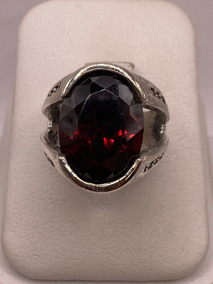 Anillo Oválado con Zirconia Roja en Plata Ley 925, vista de detalle