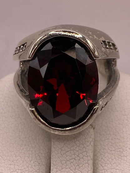 Anillo Oválado con Zirconia Roja en Plata Ley 925, sello de autenticidad Plata Ley .925