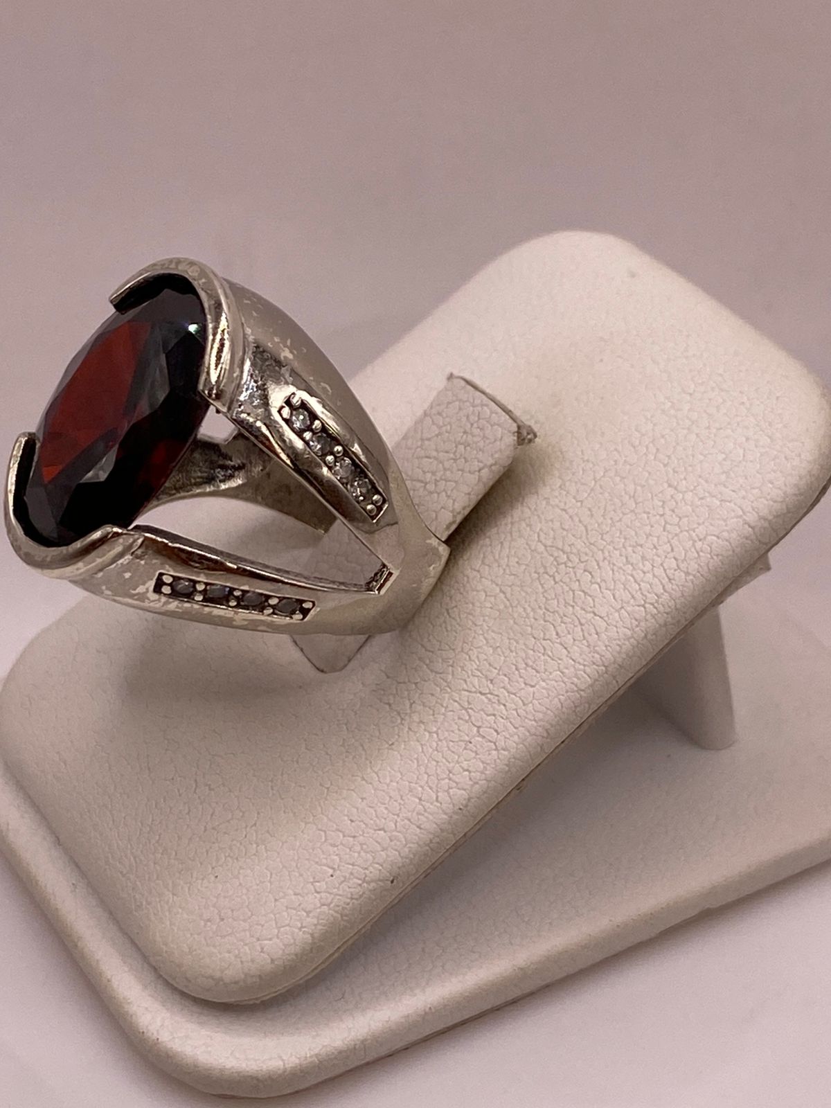 Anillo Oválado con Zirconia Roja en Plata Ley 925, vista lateral