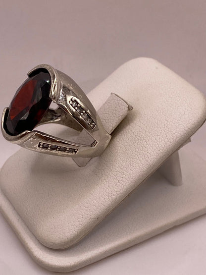 Anillo Oválado con Zirconia Roja en Plata Ley 925, vista lateral
