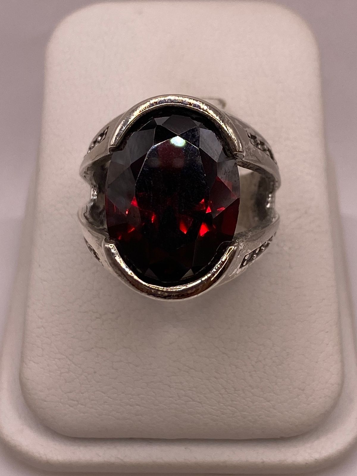 Anillo Oválado con Zirconia Roja en Plata Ley 925, vista frontal