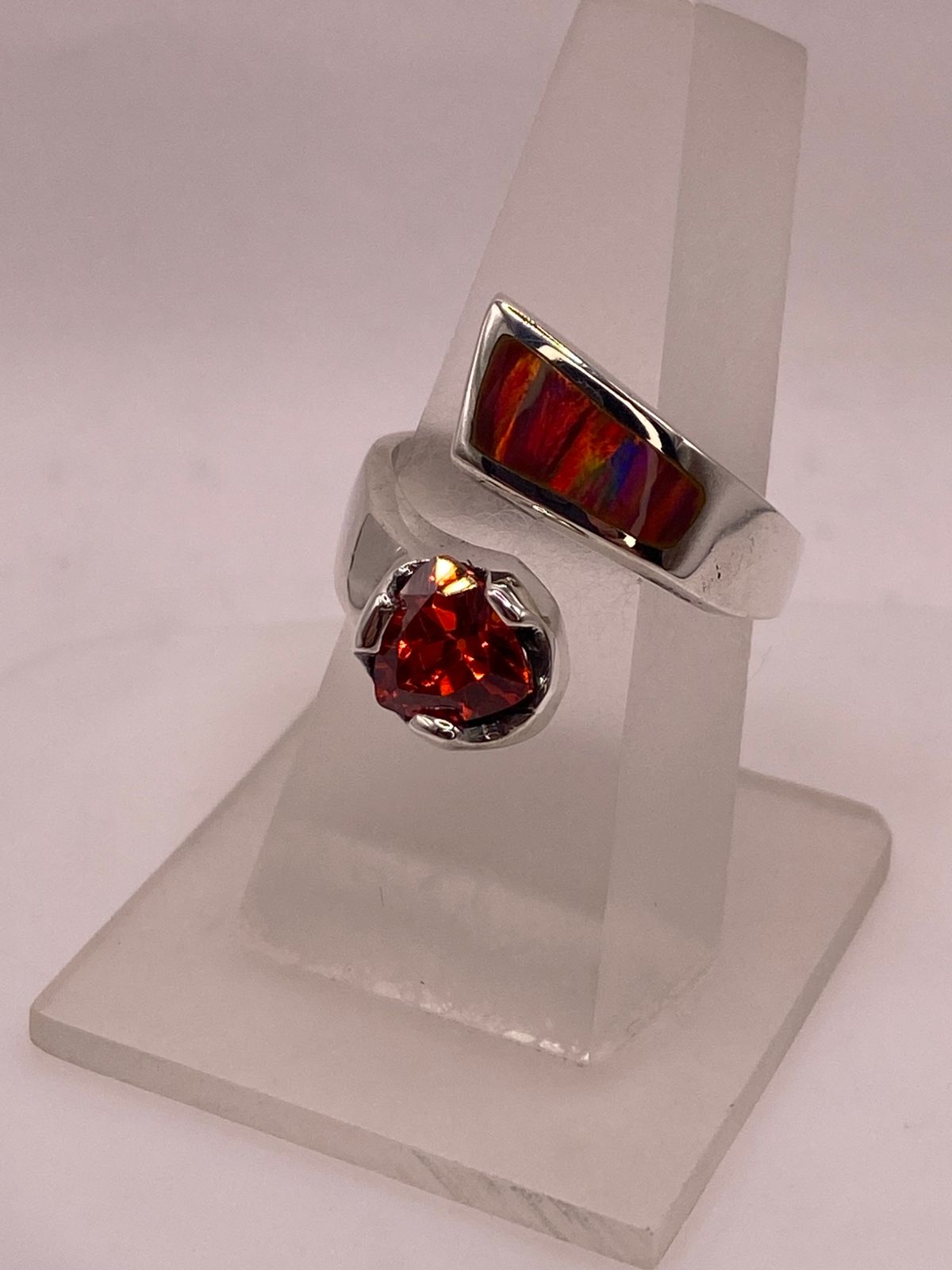 Anillo de Plata .950 con Zirconia Naranja y Ópalo de Fuego Diseño Abierto Moderno, vista de detalle