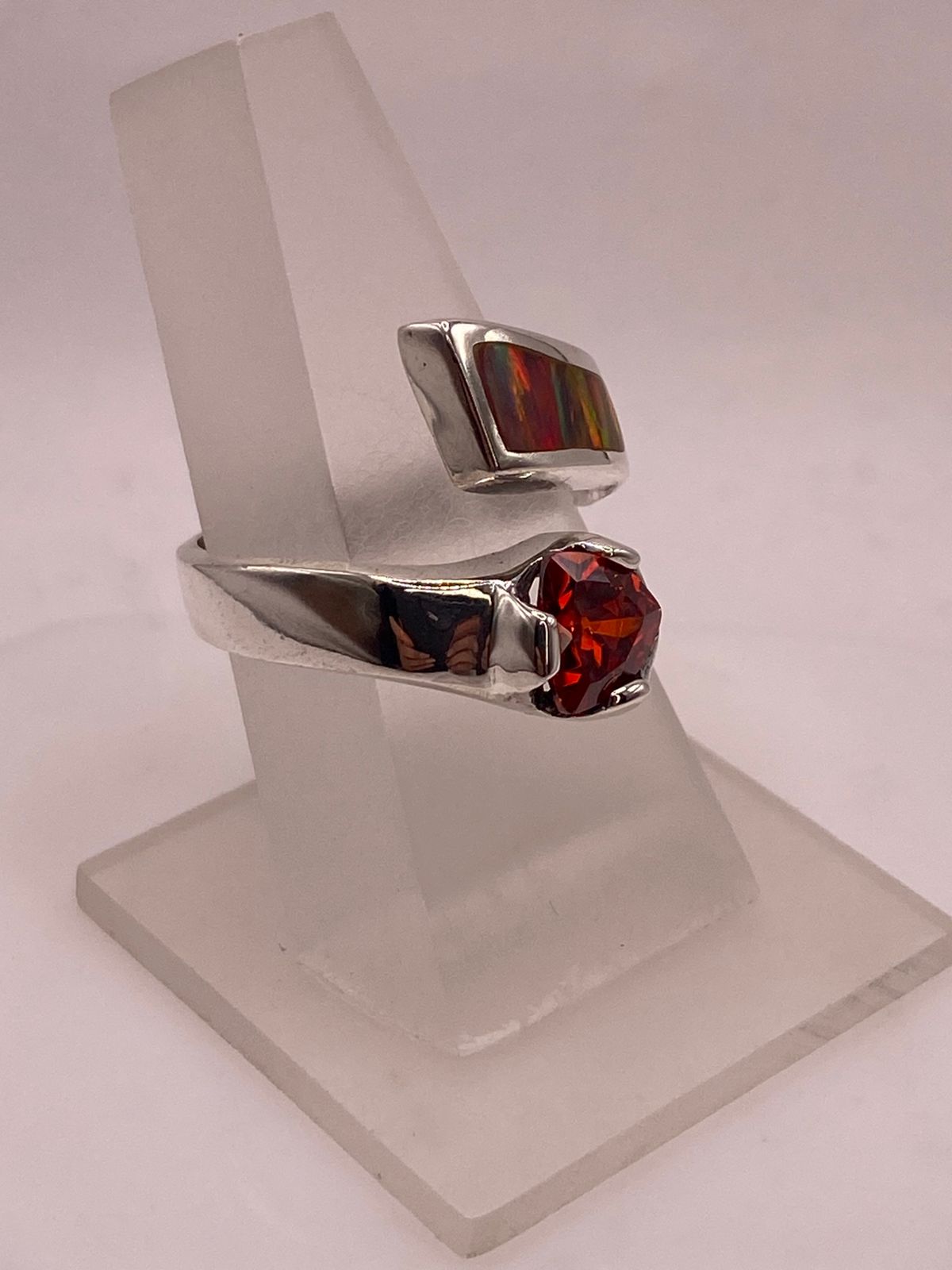 Anillo de Plata .950 con Zirconia Naranja y Ópalo de Fuego Diseño Abierto Moderno, vista frontal