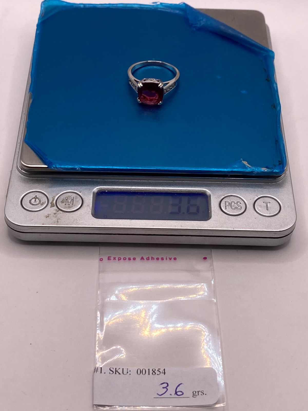 Anillo de Plata 925 con Zirconia Roja Corte Cojín, Diseño Solitario Elegante, peso en gramos (báscula)