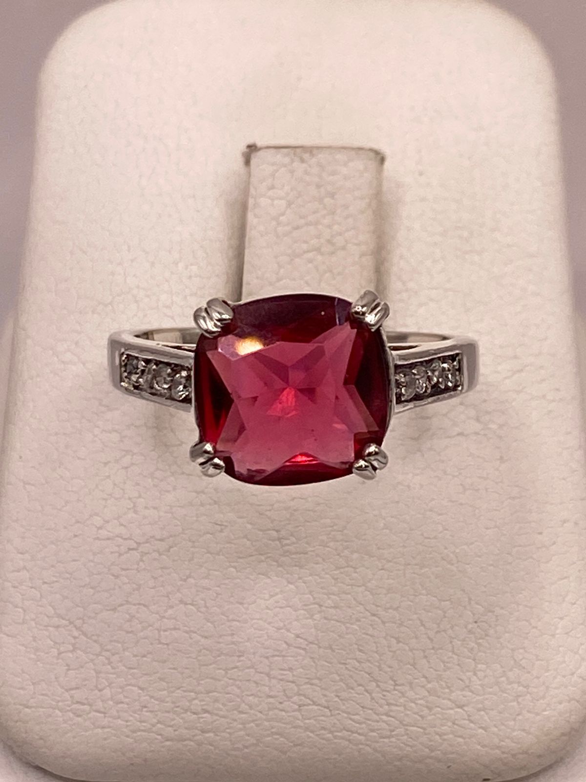 Anillo de Plata 925 con Zirconia Roja Corte Cojín, Diseño Solitario Elegante en báscula mostrando peso