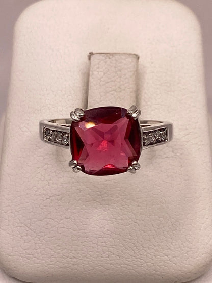 Anillo de Plata 925 con Zirconia Roja Corte Cojín, Diseño Solitario Elegante en báscula mostrando peso