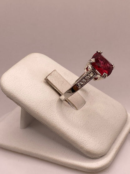 Anillo de Plata 925 con Zirconia Roja Corte Cojín, Diseño Solitario Elegante, vista lateral