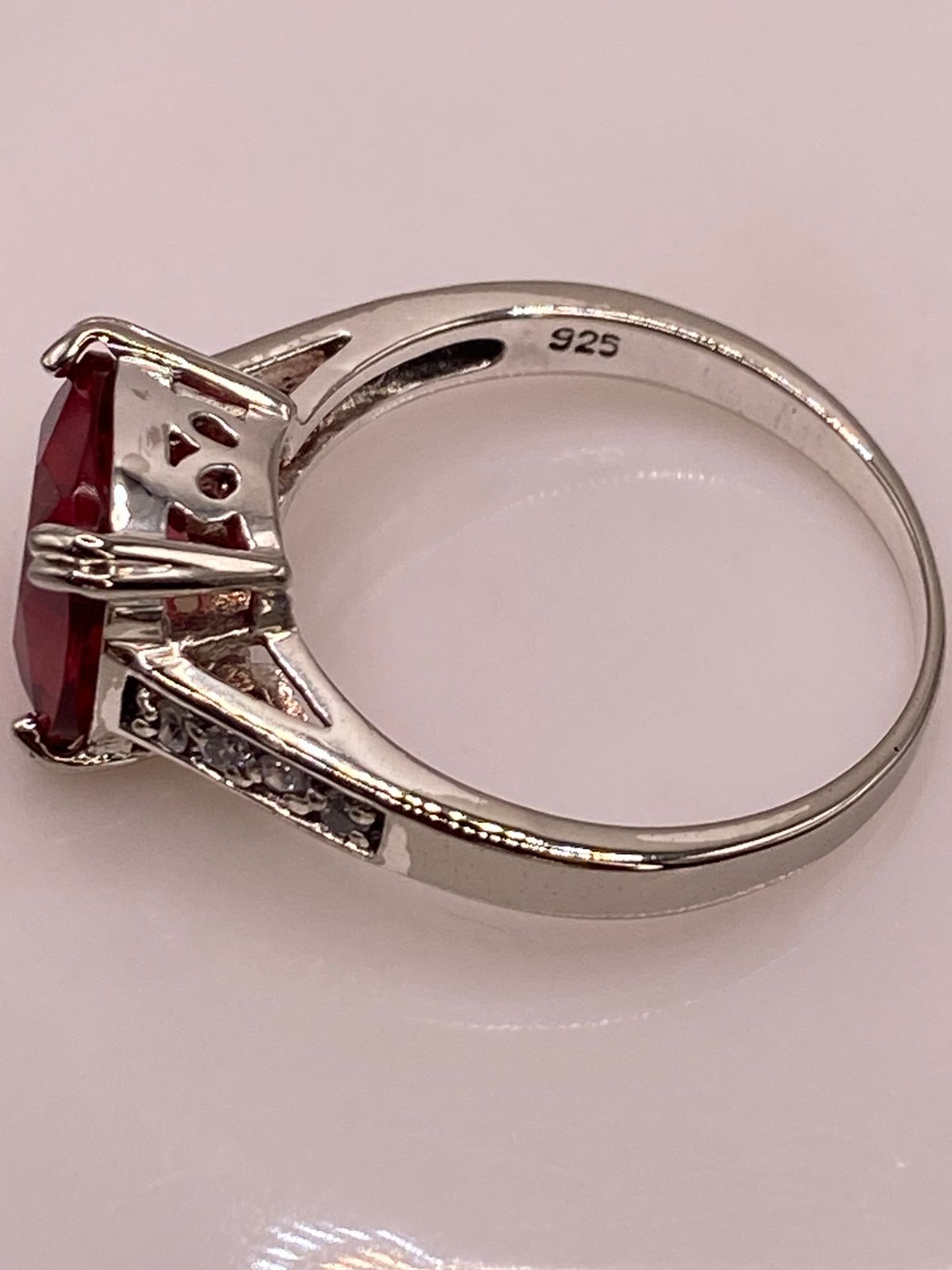 Anillo de Plata 925 con Zirconia Roja Corte Cojín, Diseño Solitario Elegante, sello de autenticidad Plata Ley .925