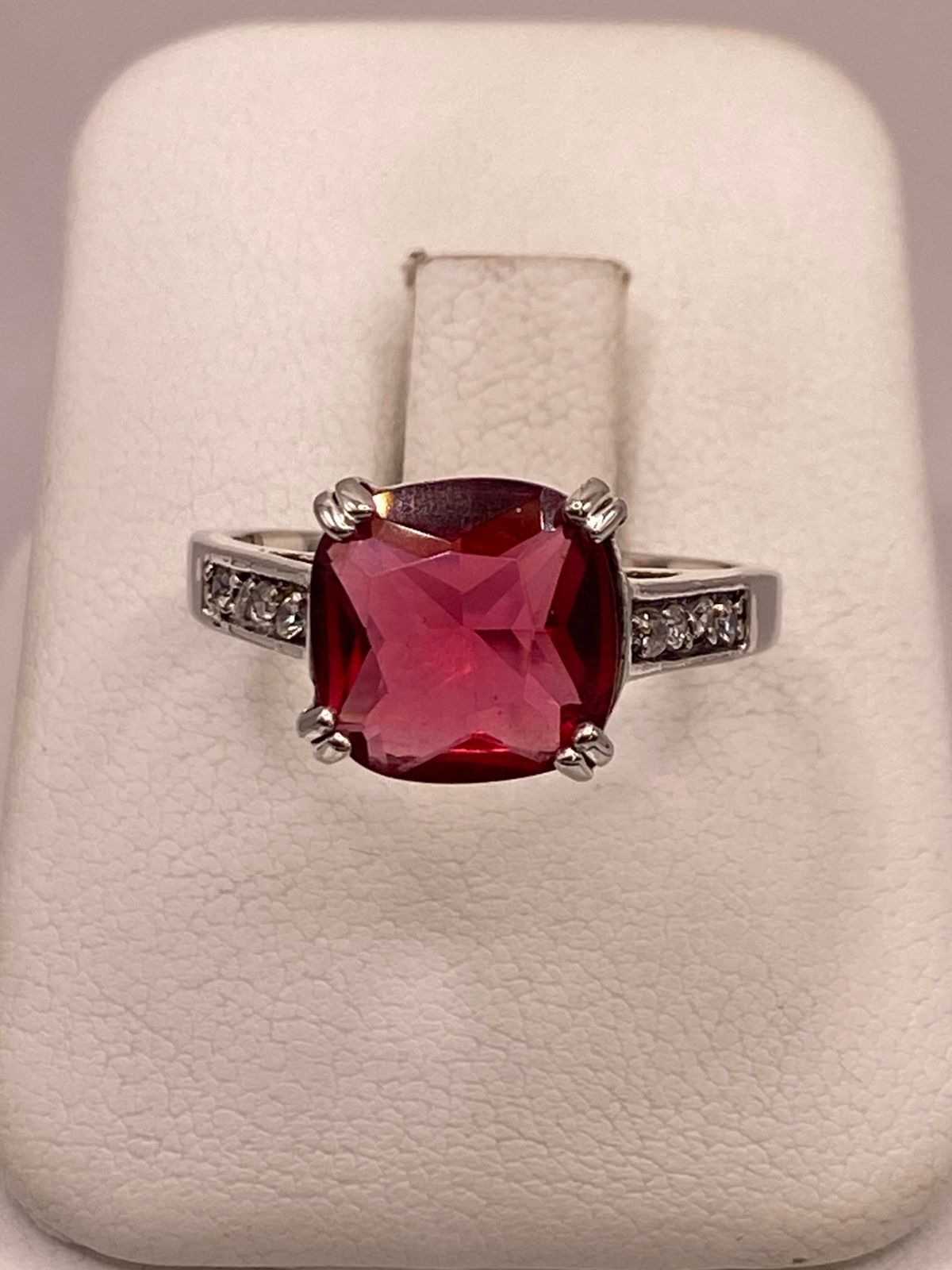 Anillo de Plata 925 con Zirconia Roja Corte Cojín, Diseño Solitario Elegante, vista de detalle