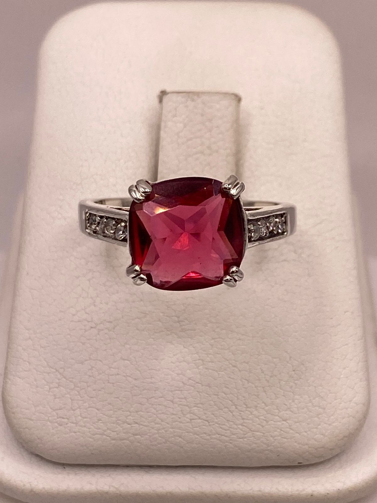 Anillo de Plata 925 con Zirconia Roja Corte Cojín, Diseño Solitario Elegante, vista frontal