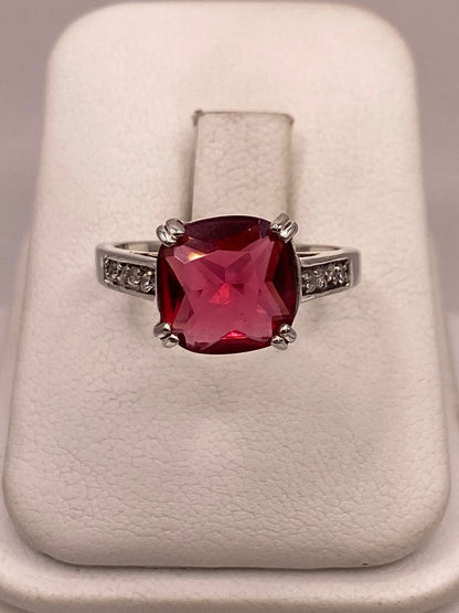 Anillo de Plata 925 con Zirconia Roja Corte Cojín, Diseño Solitario Elegante, vista frontal