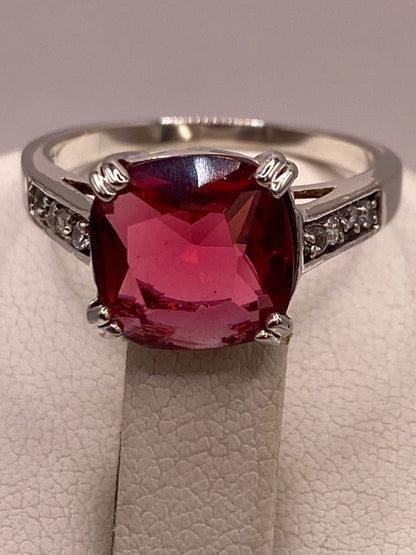 Anillo de Plata 925 con Zirconia Roja Corte Cojín, Diseño Solitario Elegante, vista superior