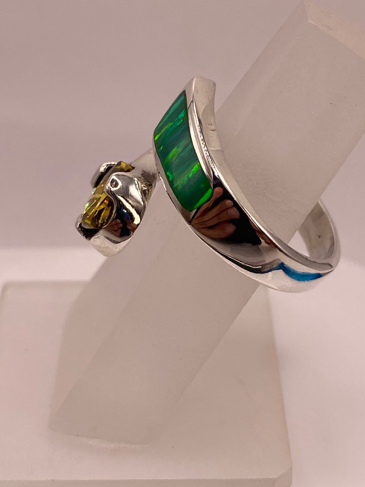 Anillo de Plata .950 con Ópalo Verde y Zirconia Amarilla Diseño Moderno, vista frontal