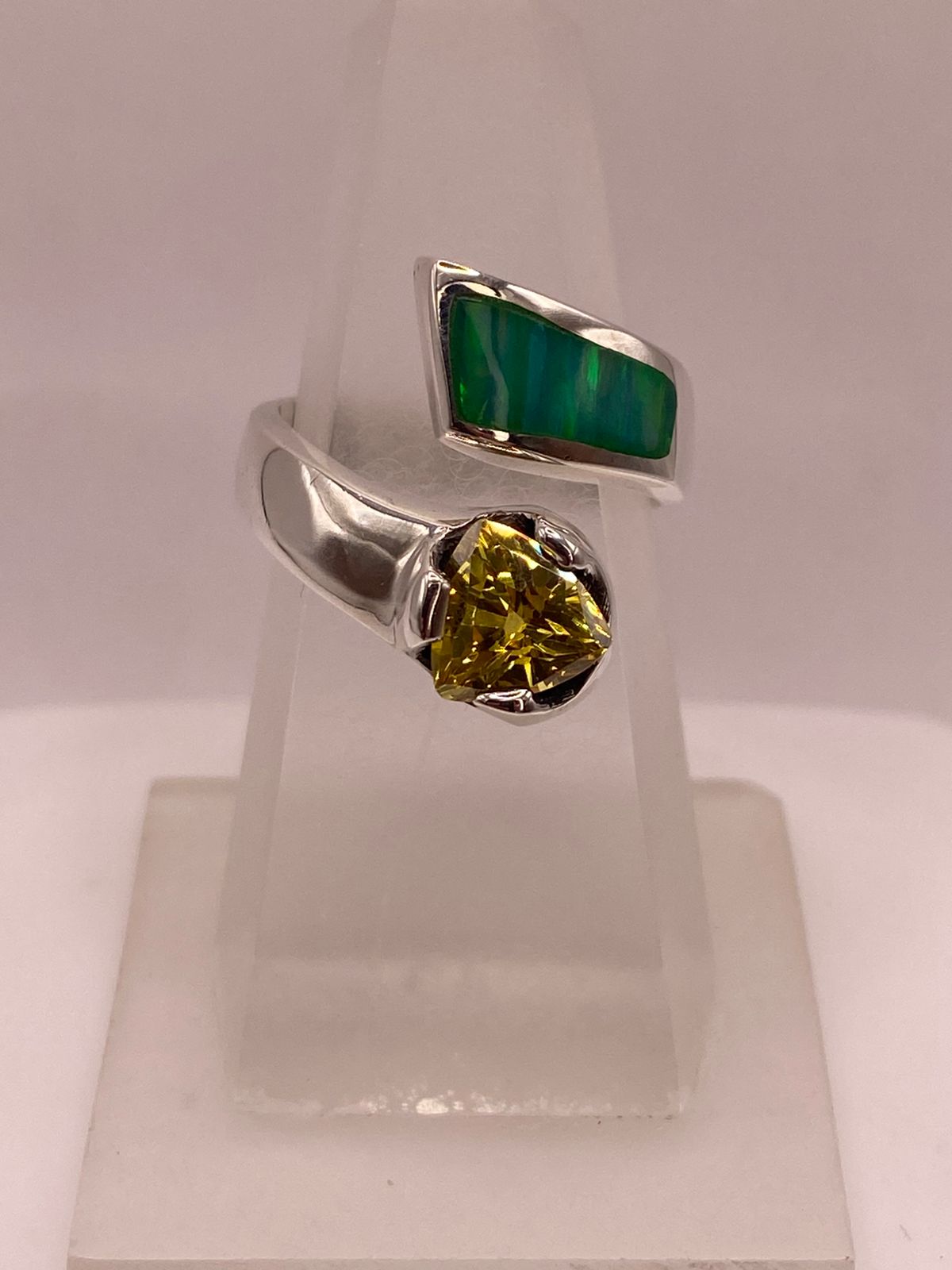 Anillo de Plata .950 con Ópalo Verde y Zirconia Amarilla Diseño Moderno, vista lateral