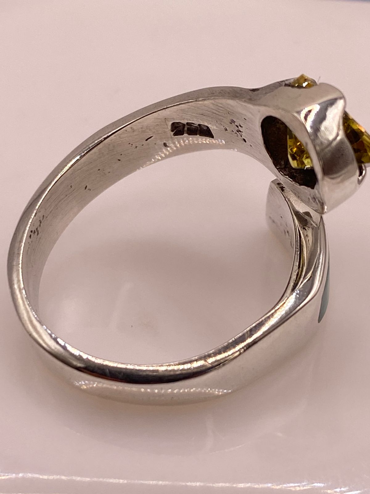 Anillo de Plata .950 con Ópalo Verde y Zirconia Amarilla Diseño Moderno, sello de autenticidad Plata Ley .925