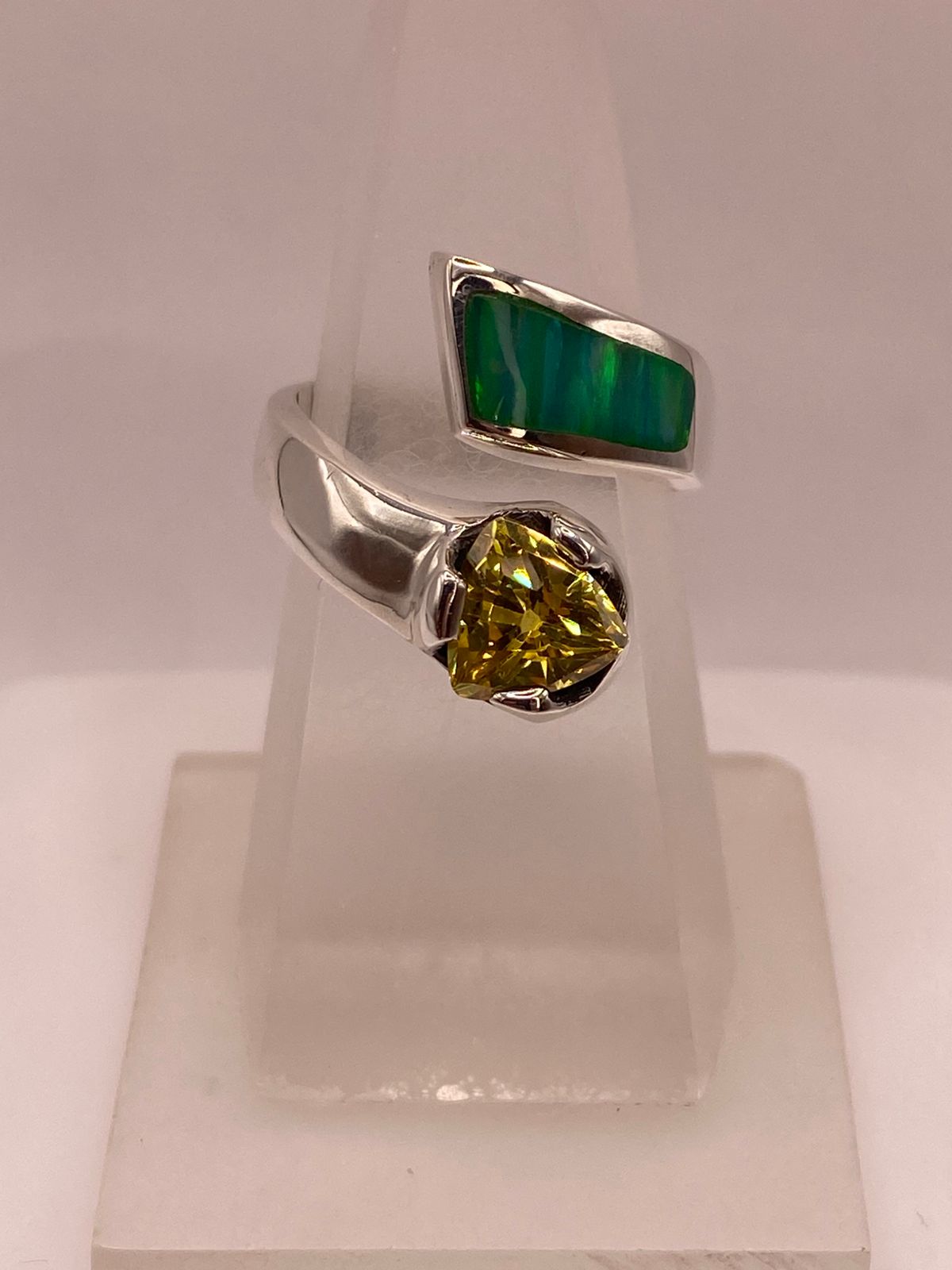 ANILLO DE PLATA .950 CON ÓPALO VERDE Y ZIRCONIA AMARILLA DISEÑO MODERNO