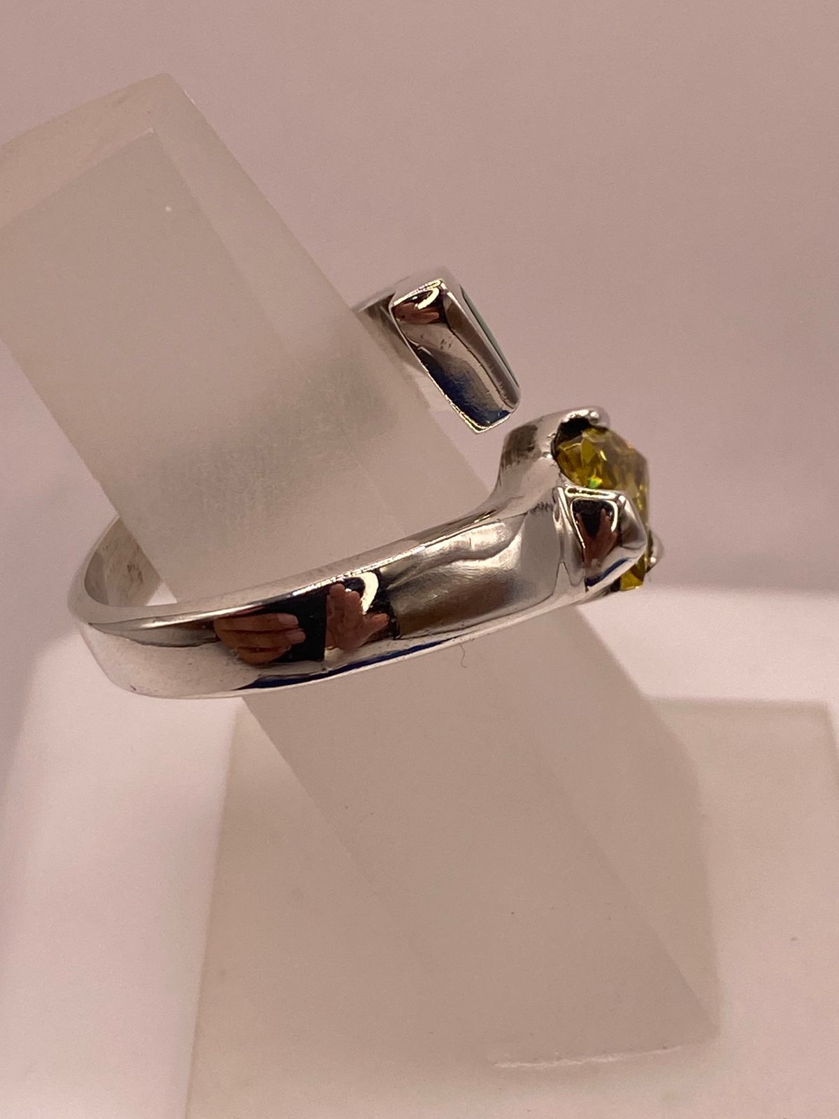 Anillo de Plata .950 con Ópalo Verde y Zirconia Amarilla Diseño Moderno, vista de detalle
