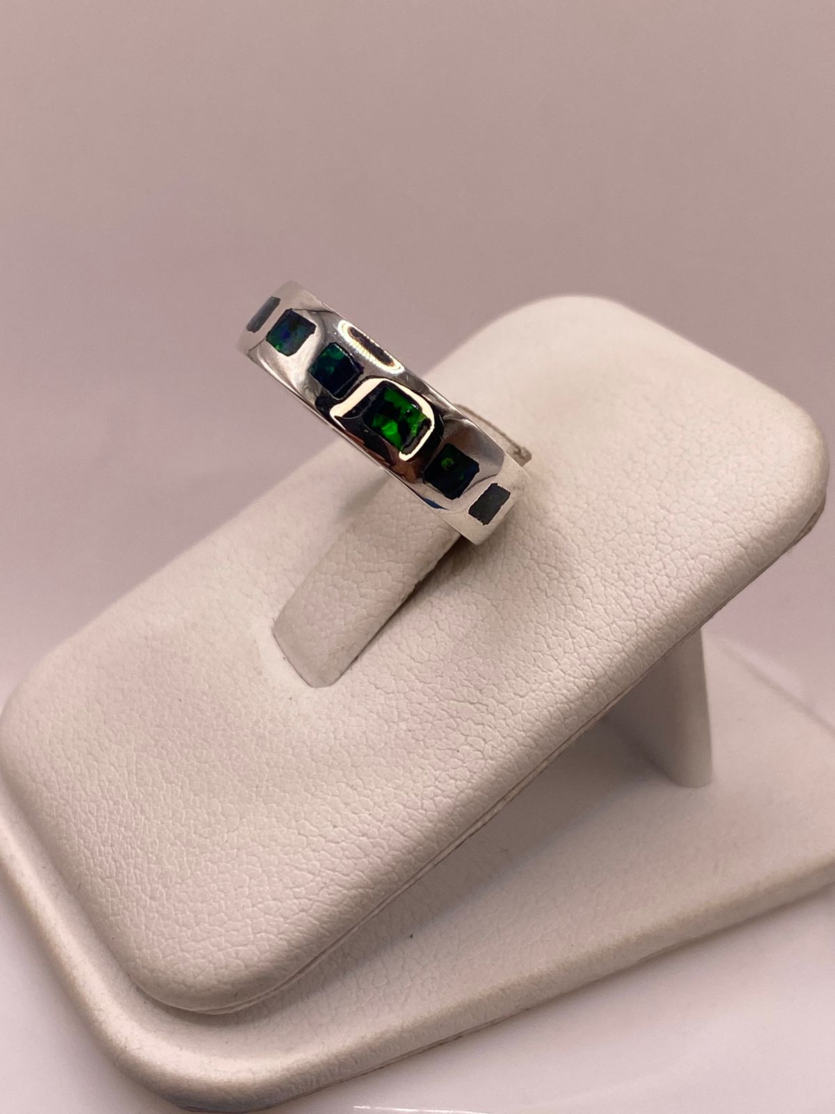 Anillo de Plata Ley 950 con Incrustaciones Rectangulares de Ópalo de Fuego, vista lateral