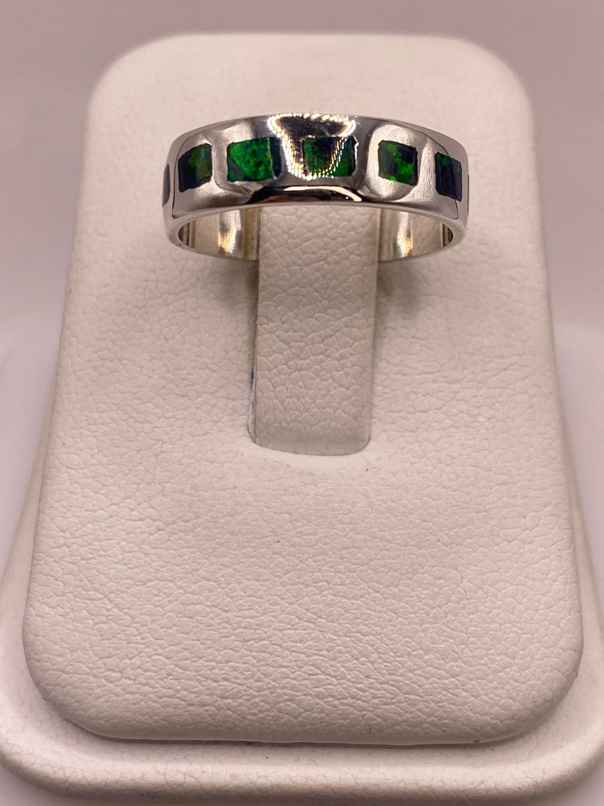 Anillo de Plata Ley 950 con Incrustaciones Rectangulares de Ópalo de Fuego, vista frontal