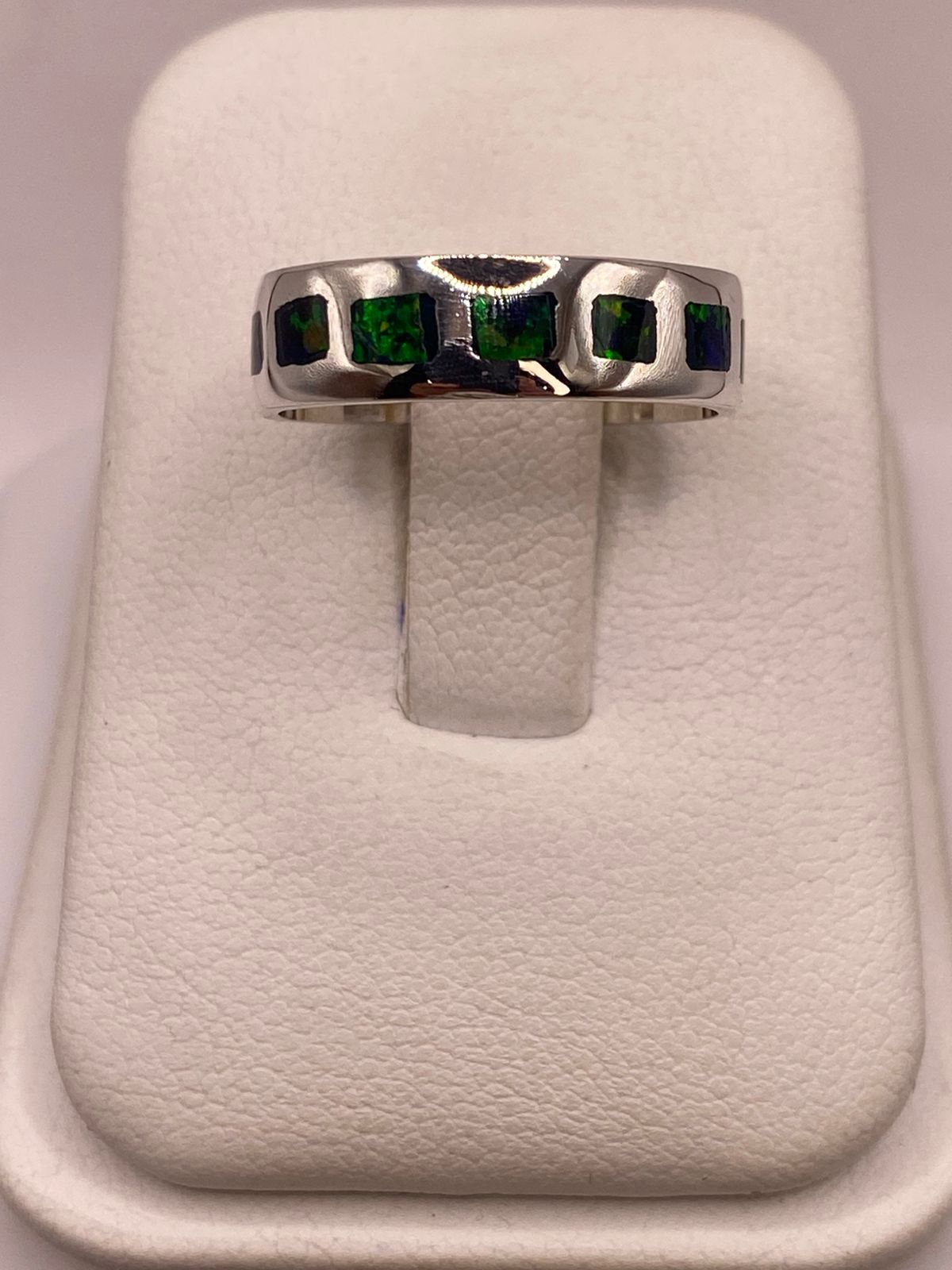 Anillo de Plata Ley 950 con Incrustaciones Rectangulares de Ópalo de Fuego en báscula mostrando peso