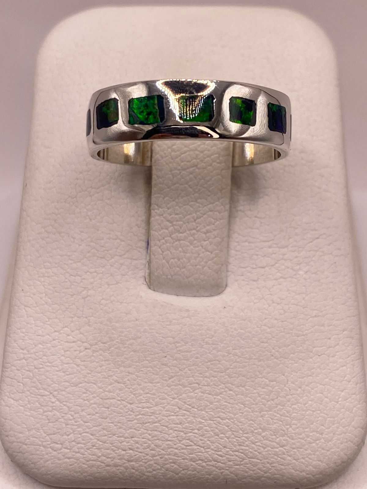 Anillo de Plata Ley 950 con Incrustaciones Rectangulares de Ópalo de Fuego, vista de detalle
