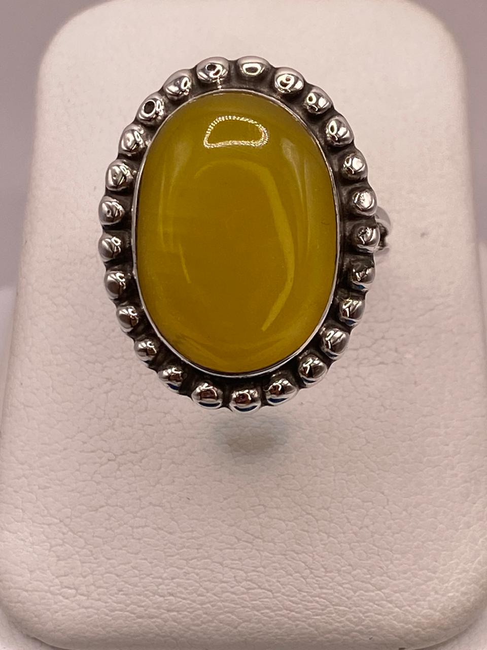 Anillo de Plata Ley 925 con Ágata Amarilla Natural — ángulo diagonal