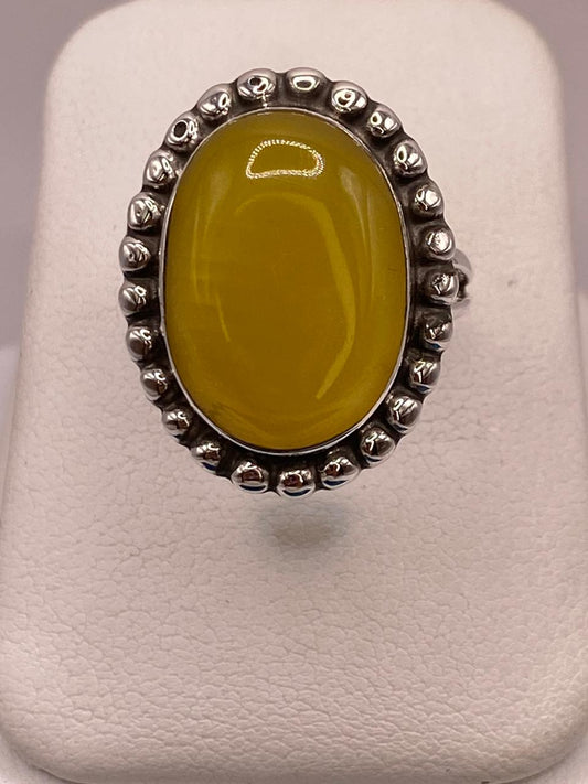 Anillo de Plata Ley 925 con Ágata Amarilla Natural — ángulo diagonal