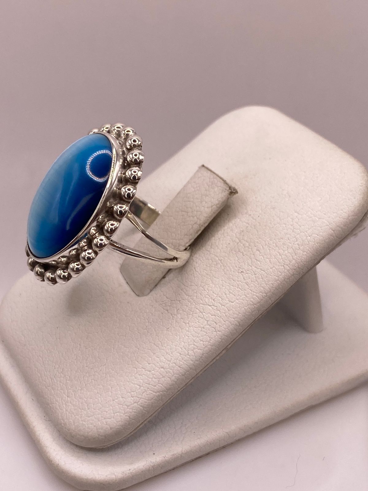 Anillo de Plata Ley 925 con Ágata Azul, vista lateral