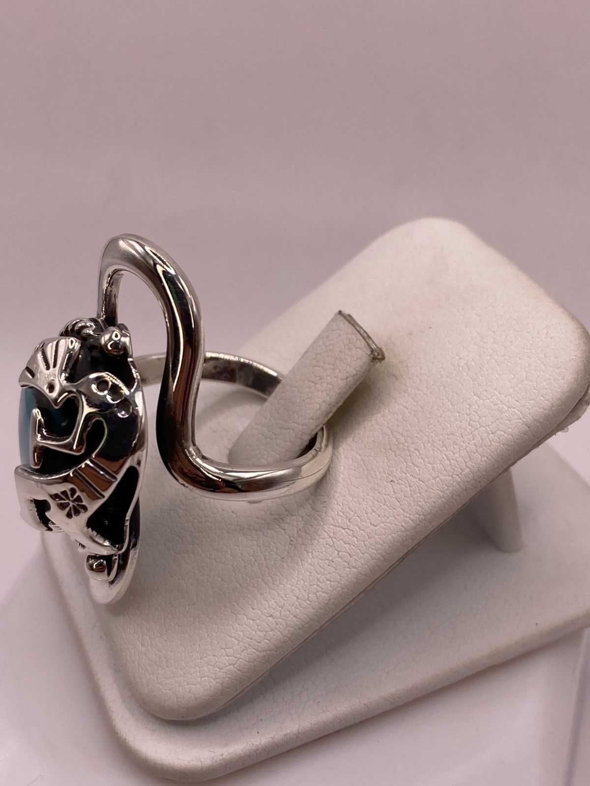 Anillo de Plata Ley 925 con Ágata Azul y Figura Kokopelli, vista de detalle