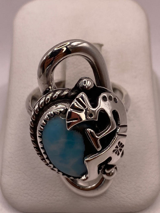 Anillo de Plata Ley 925 con Ágata Azul y Figura Kokopelli en báscula mostrando peso