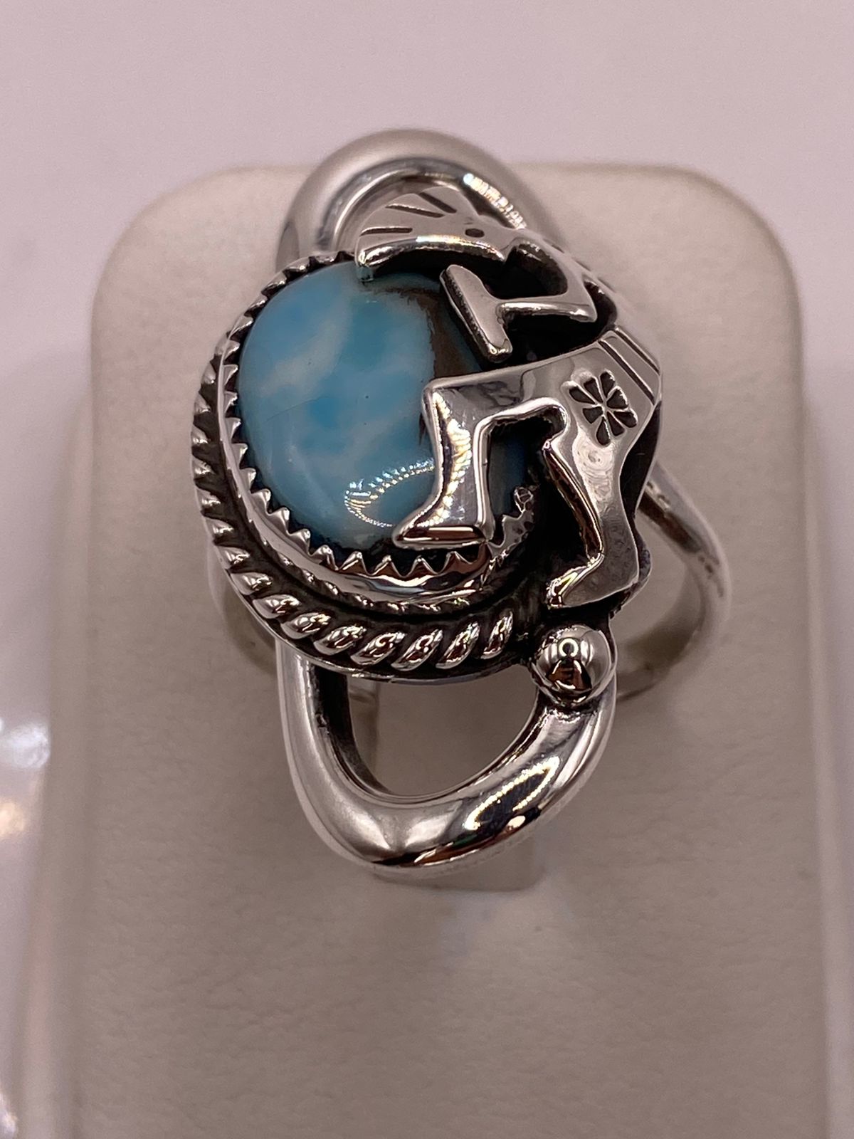 Anillo de Plata Ley 925 con Ágata Azul y Figura Kokopelli, sello de autenticidad Plata Ley .925