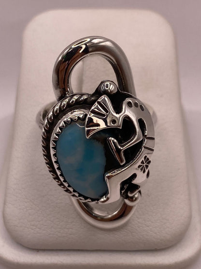 Anillo de Plata Ley 925 con Ágata Azul y Figura Kokopelli, vista lateral