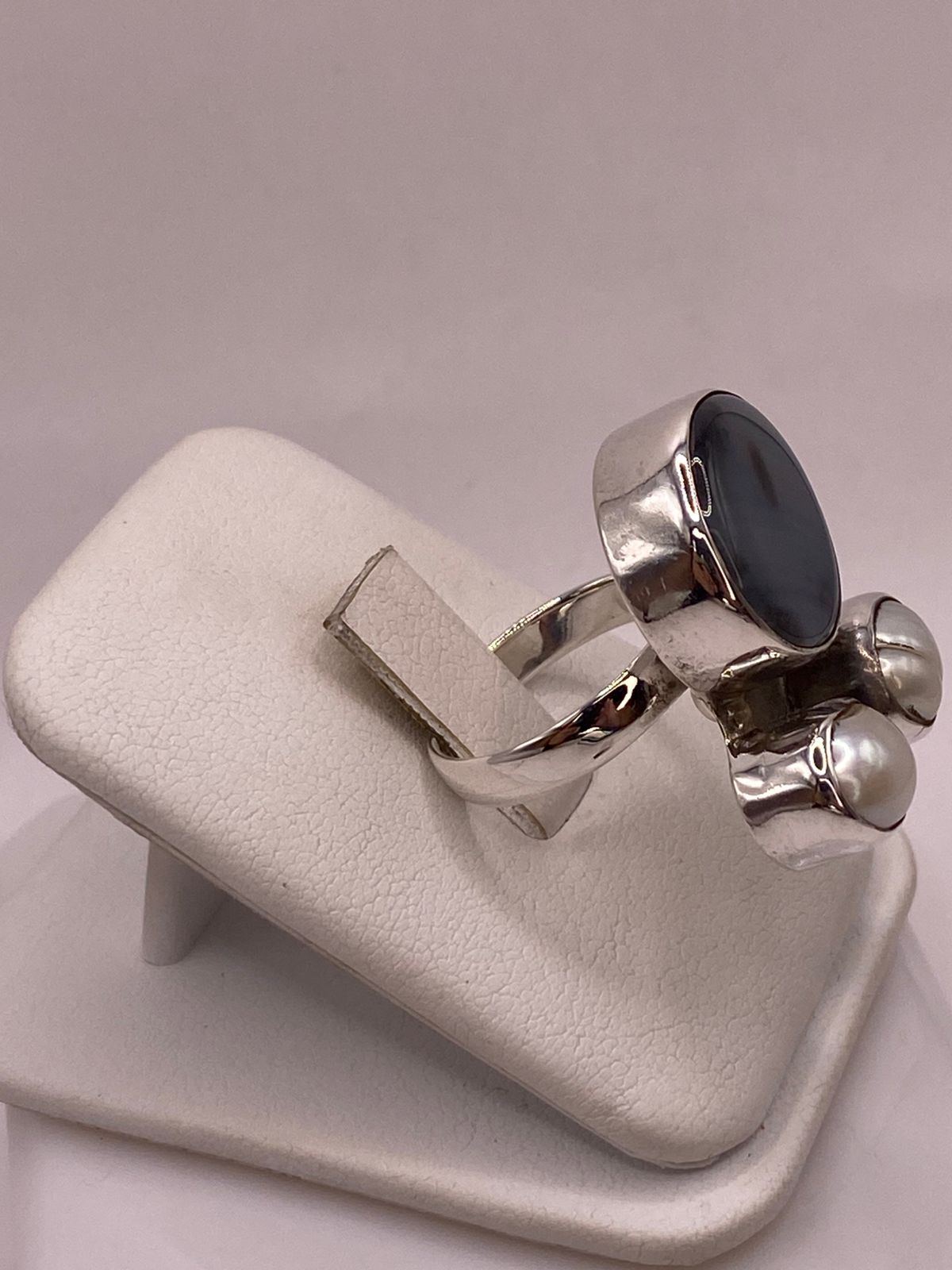 Anillo de Plata Ley 925 con Ágata Azul y Nácar, vista de detalle