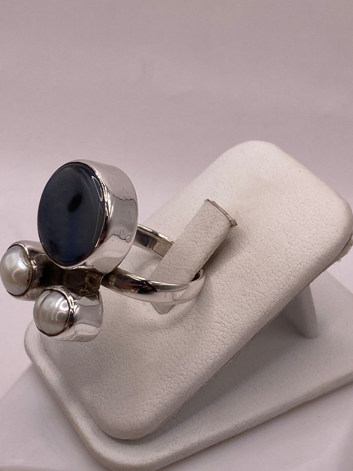 Anillo de Plata Ley 925 con Ágata Azul y Nácar, vista lateral