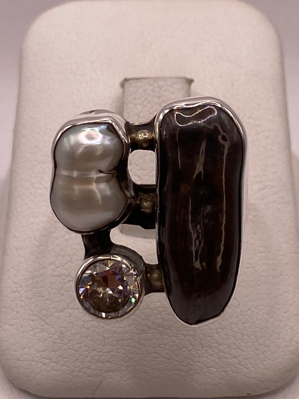 Anillo de Plata Ley 925 con Ágata Café, Nácar y Zirconia — ángulo diagonal