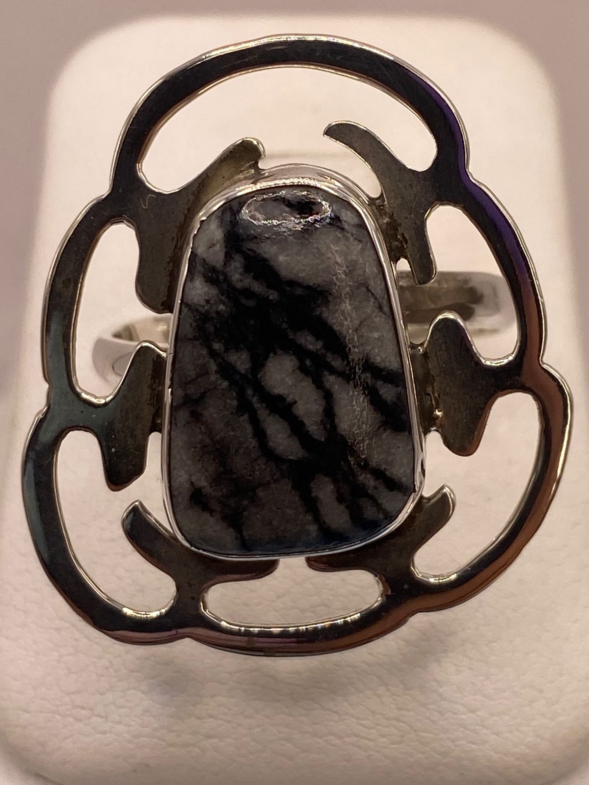 Anillo de Plata Ley 925 con Ágata Gris, vista lateral
