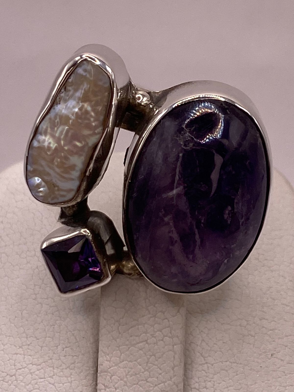 Anillo de Plata Ley 925 con Amatista, Nácar y Zirconia, sello de autenticidad Plata Ley .925