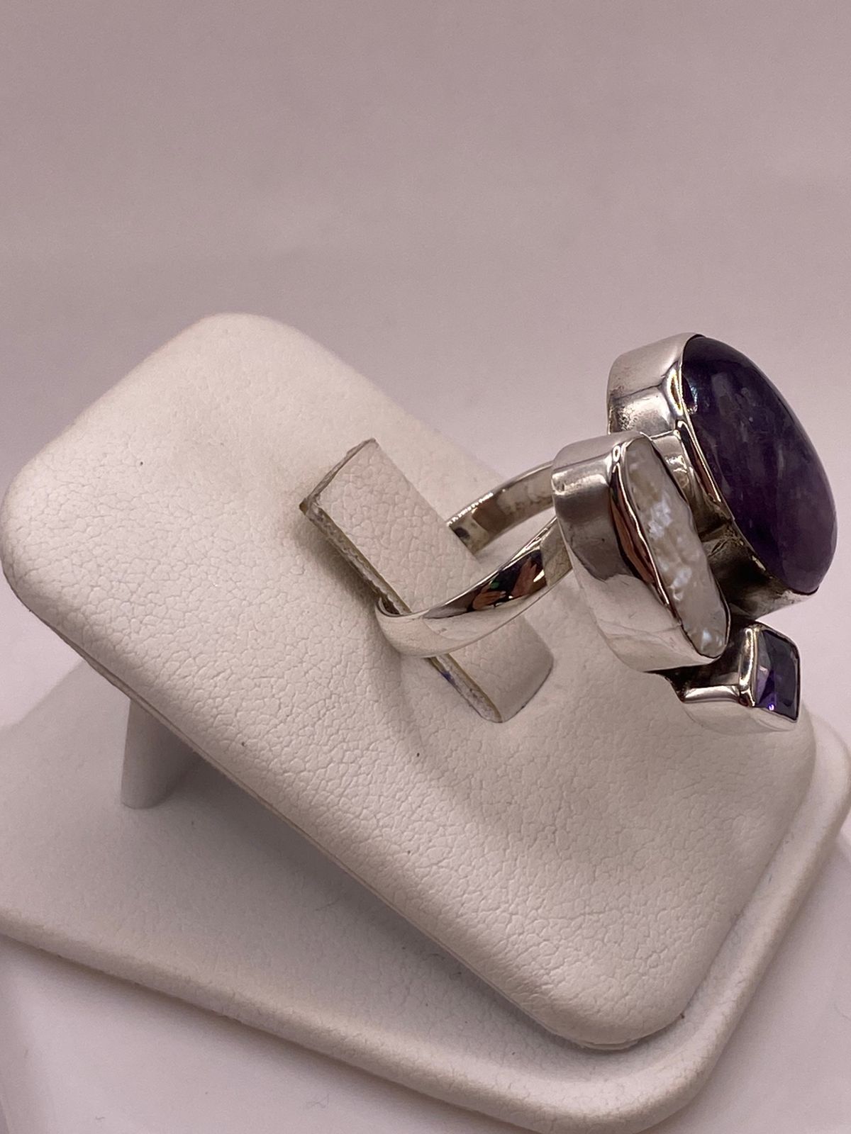 Anillo de Plata Ley 925 con Amatista, Nácar y Zirconia, vista frontal