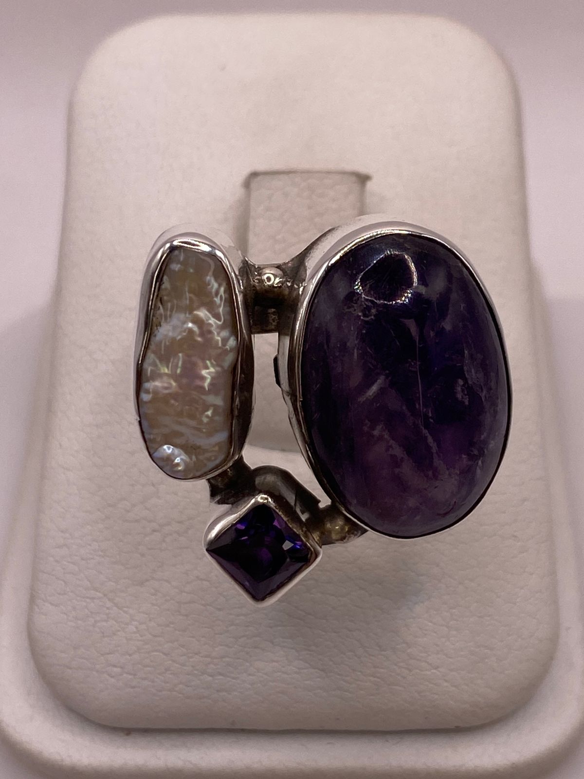 Anillo de Plata Ley 925 con Amatista, Nácar y Zirconia — ángulo diagonal
