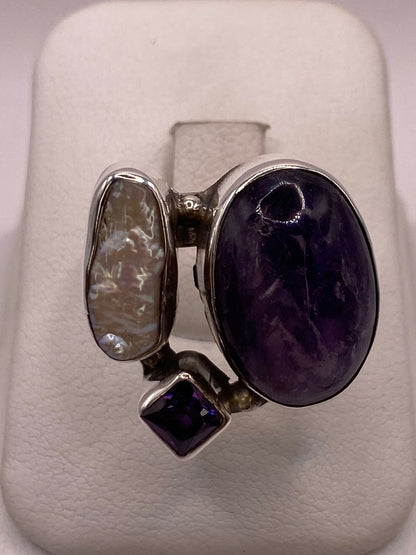 Anillo de Plata Ley 925 con Amatista, Nácar y Zirconia, vista de detalle