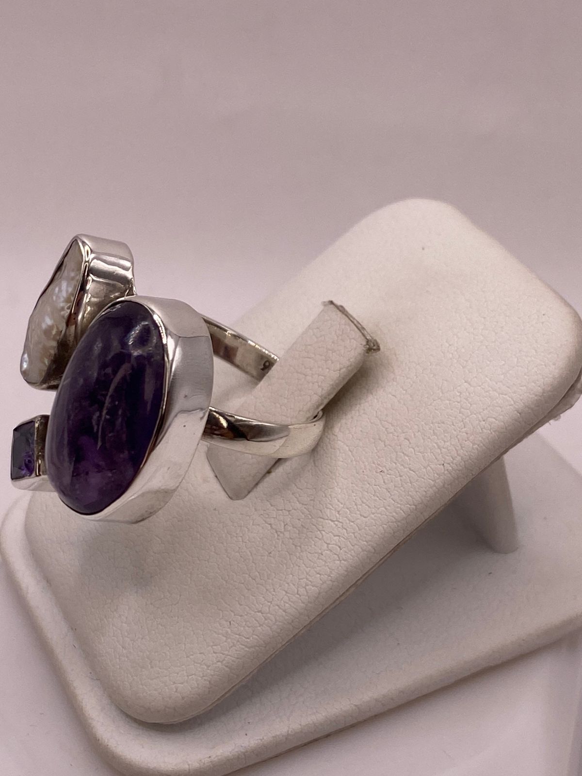 Anillo de Plata Ley 925 con Amatista, Nácar y Zirconia, vista lateral