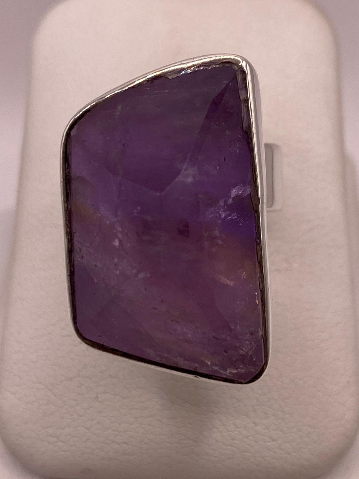 Anillo de Plata Ley 925 con Amatista Natural, vista frontal