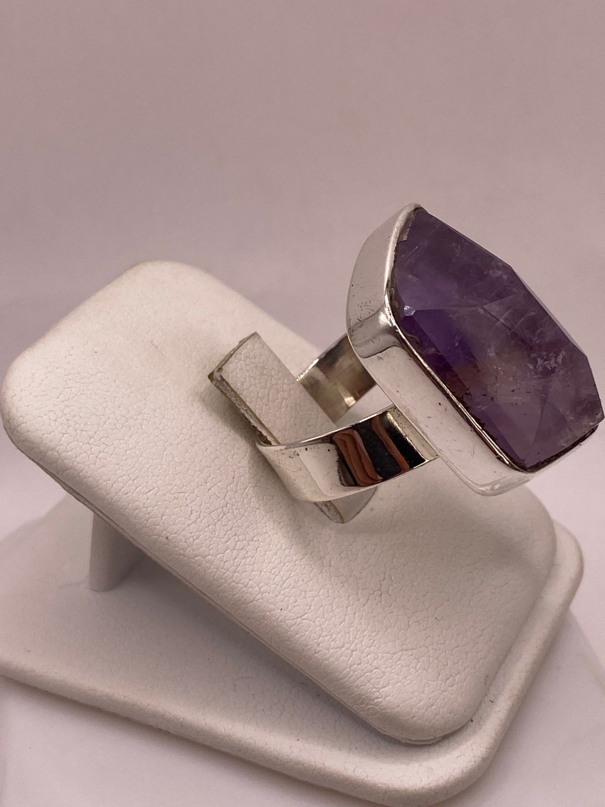 Anillo de Plata Ley 925 con Amatista Natural, vista lateral