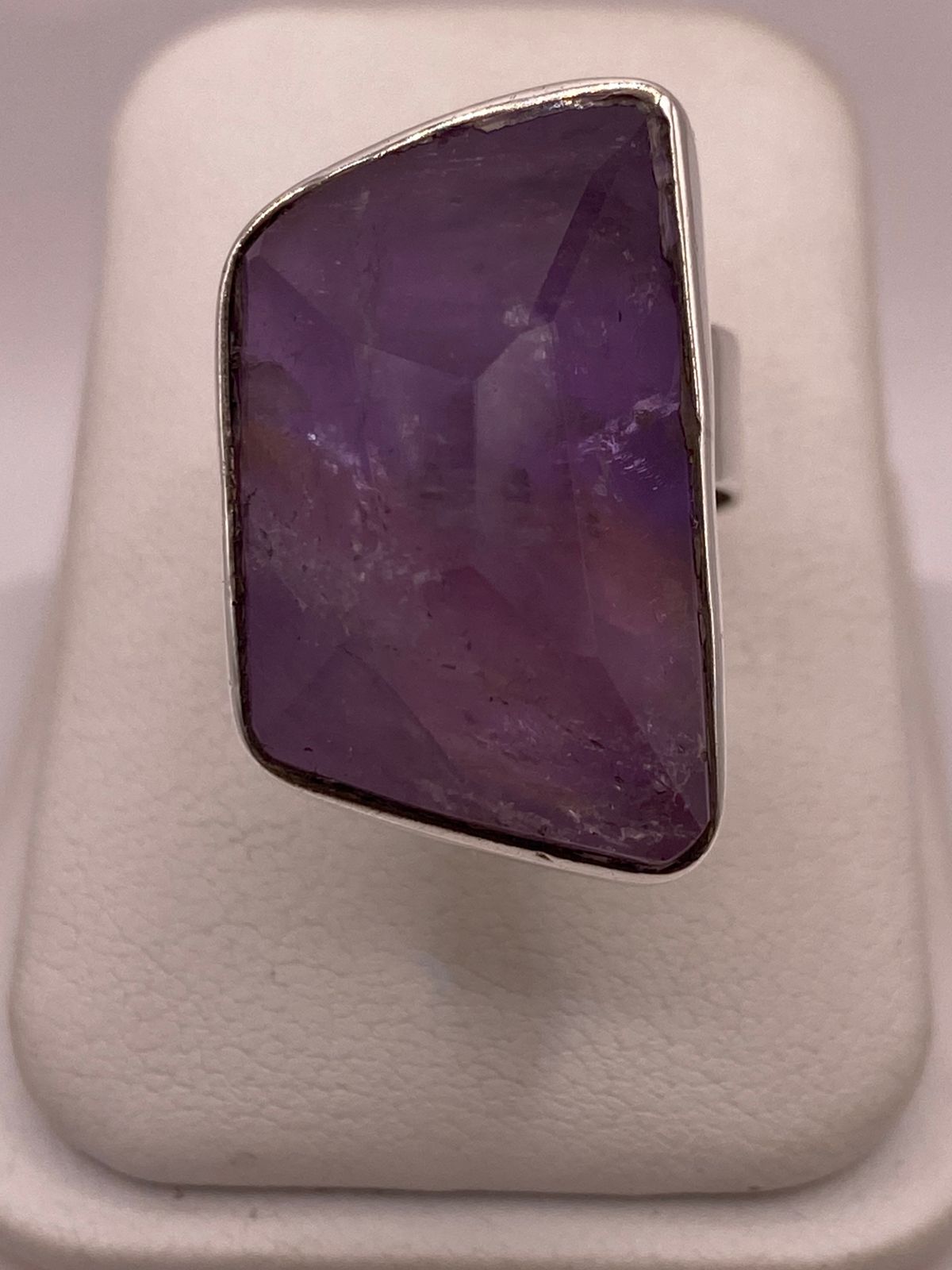 Anillo de Plata Ley 925 con Amatista Natural — vista lateral